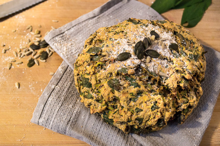 Ricemilkmaid-Blog-Vegan-Bärlauchbrot-knusprig-Rezept Knuspriges, veganes Bärlauchbrot mit Kurkuma, Dinkelvollkornmehl und Zucchini
