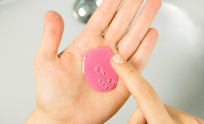 Mikroplastik: Die kleinen Plastikpartikel aus unserer Komsetik gelangen durch die Abwasser ins Meer, werden dort fälschlicherweise von Lebewesen für Nahrung gehalten und sorgen dafür, dass diese Tiere sterben. Auch in unserem Trinkwasser, Limonaden, Feldern und in der Luft wurde Mikroplastik nachgewiesen. Mit dieser Liste erkennst du Produkte mit Mikroplastik beim Einkaufen! | Ricemilkmaid Blog