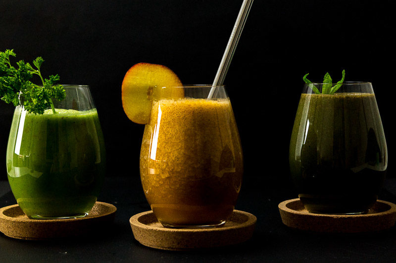 Drei schnelle, gesunde Smoothies mit Suchtfaktor. Pfirsich-Grüntee, Schokolade-Minze oder doch lieber der grüne Petersilien-Smoothie? Klick dich durch zum Blog oder speichere die Rezepte jetzt und probiere sie später! | Ricemilkmaid Blog