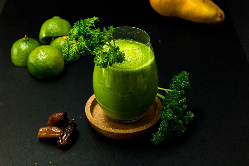 Drei schnelle, gesunde Smoothies mit Suchtfaktor. Pfirsich-Grüntee, Schokolade-Minze oder doch lieber der grüne Petersilien-Smoothie? Klick dich durch zum Blog oder speichere die Rezepte jetzt und probiere sie später! | Ricemilkmaid Blog