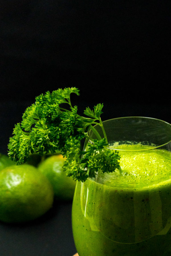 Ricemilkmaid-Blog-Vegan-Gesunde-Smoothies-Grün-Petersilie (3) Drei schnelle, gesunde Smoothies mit Suchtfaktor. Pfirsich-Grüntee, Schokolade-Minze oder doch lieber der grüne Petersilien-Smoothie? Klick dich durch zum Blog oder speichere die Rezepte jetzt und probiere sie später! | Ricemilkmaid Blog