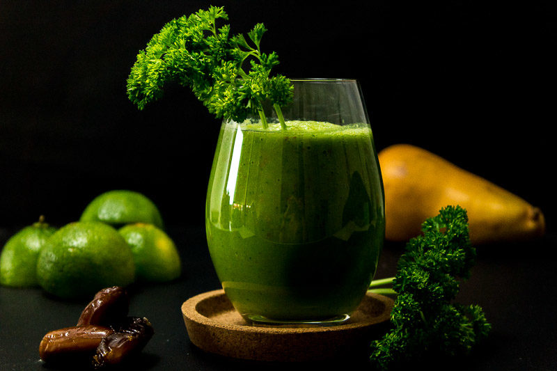 Drei schnelle, gesunde Smoothies mit Suchtfaktor. Pfirsich-Grüntee, Schokolade-Minze oder doch lieber der grüne Petersilien-Smoothie? Klick dich durch zum Blog oder speichere die Rezepte jetzt und probiere sie später! | Ricemilkmaid Blog