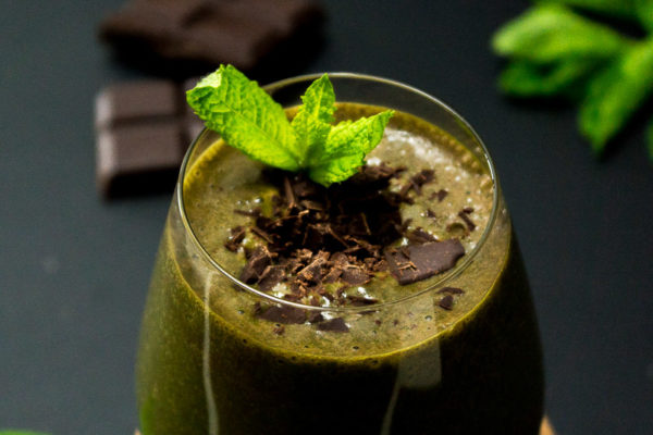 Ricemilkmaid-Blog-Vegan-Gesunde-Smoothies-Minze-Schoko (4) Drei schnelle, gesunde Smoothies mit Suchtfaktor. Pfirsich-Grüntee, Schokolade-Minze oder doch lieber der grüne Petersilien-Smoothie? Klick dich durch zum Blog oder speichere die Rezepte jetzt und probiere sie später! | Ricemilkmaid Blog