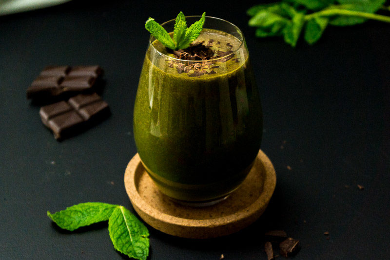 Drei schnelle, gesunde Smoothies mit Suchtfaktor. Pfirsich-Grüntee, Schokolade-Minze oder doch lieber der grüne Petersilien-Smoothie? Klick dich durch zum Blog oder speichere die Rezepte jetzt und probiere sie später! | Ricemilkmaid Blog