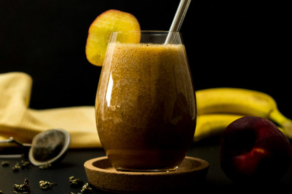 Ricemilkmaid-Blog-Vegan-Gesunde-Smoothies-Pfirsich-Grüntee (2) Drei schnelle, gesunde Smoothies mit Suchtfaktor. Pfirsich-Grüntee, Schokolade-Minze oder doch lieber der grüne Petersilien-Smoothie? Klick dich durch zum Blog oder speichere die Rezepte jetzt und probiere sie später! | Ricemilkmaid Blog