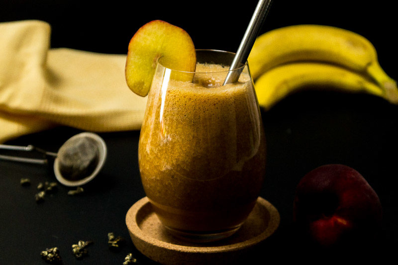 Drei schnelle, gesunde Smoothies mit Suchtfaktor. Pfirsich-Grüntee, Schokolade-Minze oder doch lieber der grüne Petersilien-Smoothie? Klick dich durch zum Blog oder speichere die Rezepte jetzt und probiere sie später! | Ricemilkmaid Blog