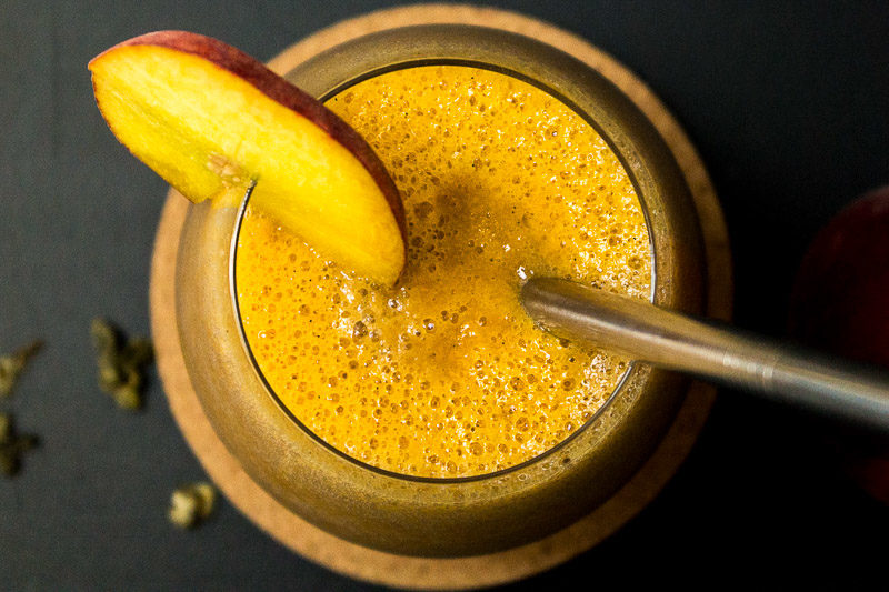 Drei schnelle, gesunde Smoothies mit Suchtfaktor. Pfirsich-Grüntee, Schokolade-Minze oder doch lieber der grüne Petersilien-Smoothie? Klick dich durch zum Blog oder speichere die Rezepte jetzt und probiere sie später! | Ricemilkmaid Blog