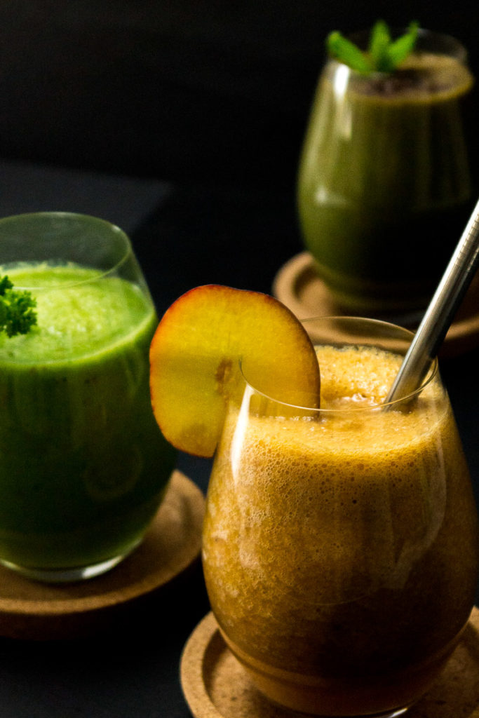 Drei schnelle, gesunde Smoothies mit Suchtfaktor. Pfirsich-Grüntee, Schokolade-Minze oder doch lieber der grüne Petersilien-Smoothie? Klick dich durch zum Blog oder speichere die Rezepte jetzt und probiere sie später! | Ricemilkmaid Blog
