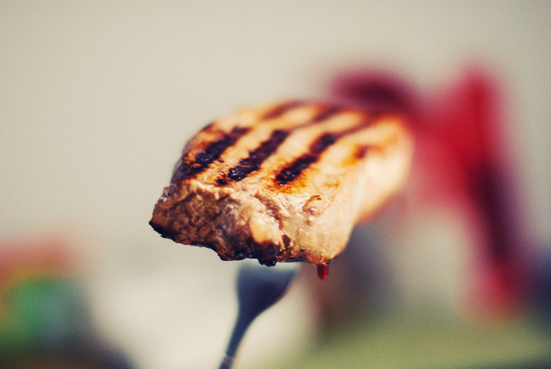 Ein kontroverses Thema: Ist Fleisch gesund für den Menschen? Hilft Fleisch wirklich beim Muskelaufbau? Stimmt es, dass Fleisch Krebs verursacht? Und sind wir jetzt eigentlich Fleischfresser? Klick dich zum Artikel oder speichere ihn jetzt und lies' in später! | Ricemilkmaid Blog