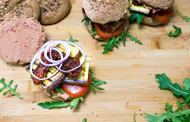 Mediterrane Burger mit selbst gemachten Dinkelvollkornbrötchen. Natürlich vegan und sommerlich frisch. ♥ | Ricemilkmaid Blog