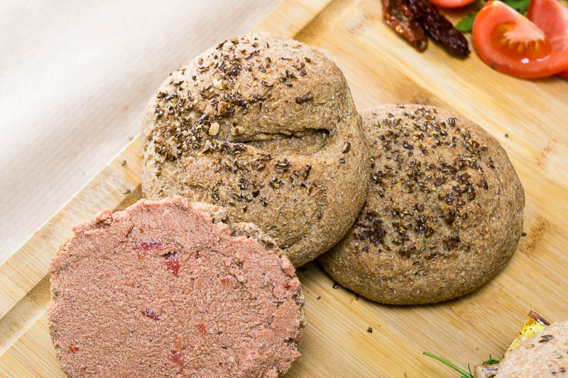 Mediterrane Burger mit selbst gemachten Dinkelvollkornbrötchen. Natürlich vegan und sommerlich frisch. ♥ | Ricemilkmaid Blog