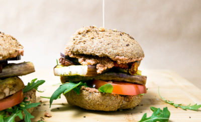 Mediterrane Burger mit selbst gemachten Dinkelvollkornbrötchen. Natürlich vegan und sommerlich frisch. ♥ | Ricemilkmaid Blog