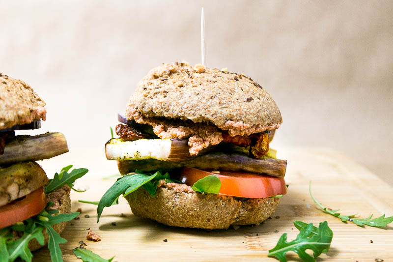 Mediterrane Burger mit selbst gemachten Dinkelvollkornbrötchen. Natürlich vegan und sommerlich frisch. ♥ | Ricemilkmaid Blog