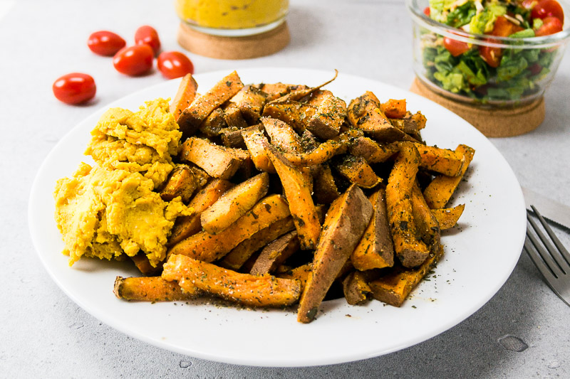 Süßkartoffelpommes mit Kichererbsenpaste und Tomatensalat. ♥ Manchmal wünscht man sich einfach nur ein wirklich schnelles, vollwertiges Gericht und will nicht stundenlang in der Küche stehen, richtig? Hier gibt es drei Gerichte, die zusammen eine komplette vegane Mahlzeit ergeben und in 20 Minuten genoßen werden kann. | Ricemilkmaid Blog