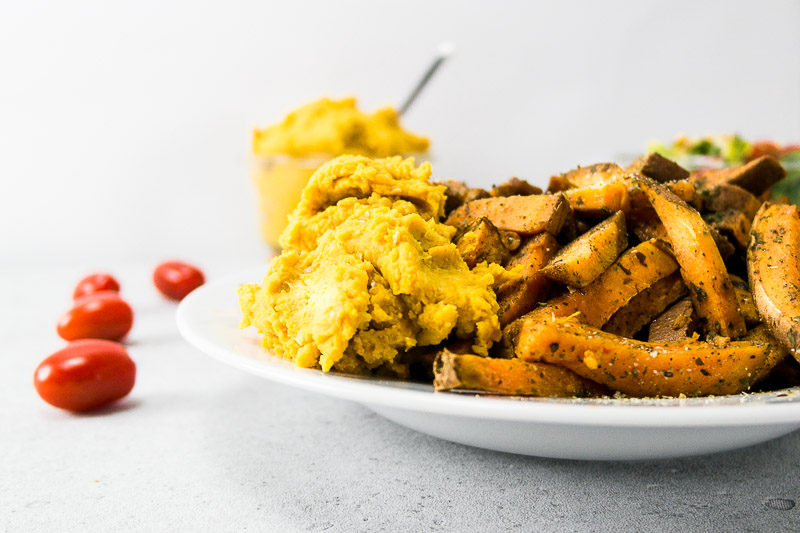 Süßkartoffelpommes mit Kichererbsenpaste und Tomatensalat. ♥ Manchmal wünscht man sich einfach nur ein wirklich schnelles, vollwertiges Gericht und will nicht stundenlang in der Küche stehen, richtig? Hier gibt es drei Gerichte, die zusammen eine komplette vegane Mahlzeit ergeben und in 20 Minuten genoßen werden kann. | Ricemilkmaid Blog