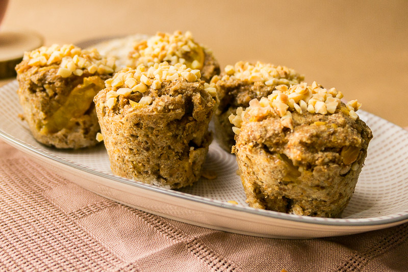 Ein simples Rezept für richtig leckere, saftige und gesunde Apfel-Aprikosenmuffins. Natürlich komplett vegan und nur mit den besten Zutaten. Klick dich rüber zum Blog oder speichere es jetzt ab und nutze es später! | Ricemilkmaid Blog