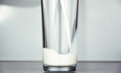 Ist Milch gesund? Wir nehmen die 3 gängigsten Annahmen rund um die als sehr gesund bekannten Milchprodukte genau unter die Lupe und finden auf ernährungswissenschaftlicher Basis heraus, ob Milch gesund ist.