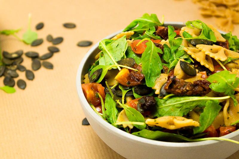 Ein herrlich frisches Rezept für einen mediterranen Nudelsalat - komplett vegan. Perfekt für Grillfeste oder als Abendessen an heißen Sommertagen. Klick dich zum Rezept oder speichere es jetzt für später!