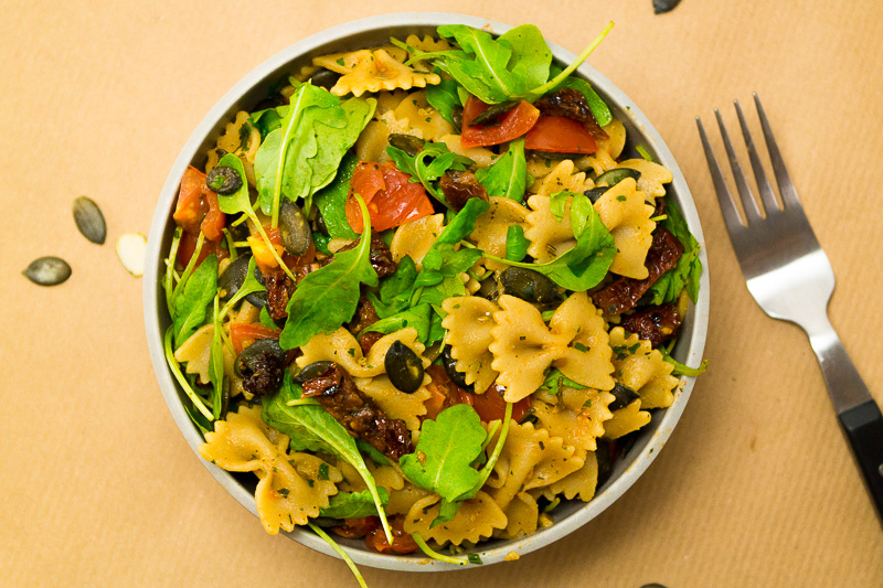 Ein herrlich frisches Rezept für einen mediterranen Nudelsalat - komplett vegan. Perfekt für Grillfeste oder als Abendessen an heißen Sommertagen. Klick dich zum Rezept oder speichere es jetzt für später!