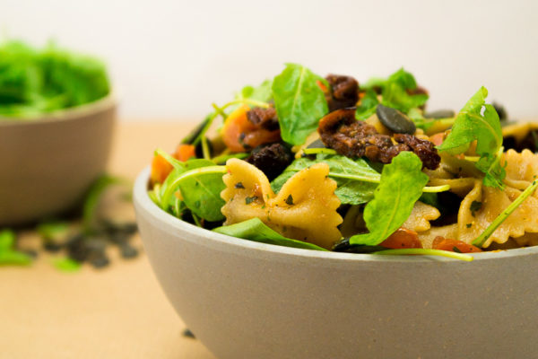 Mediterraner-Nudelsalat-Vegan-8 Ein herrlich frisches Rezept für einen mediterranen Nudelsalat - komplett vegan. Perfekt für Grillfeste oder als Abendessen an heißen Sommertagen. Klick dich zum Rezept oder speichere es jetzt für später!