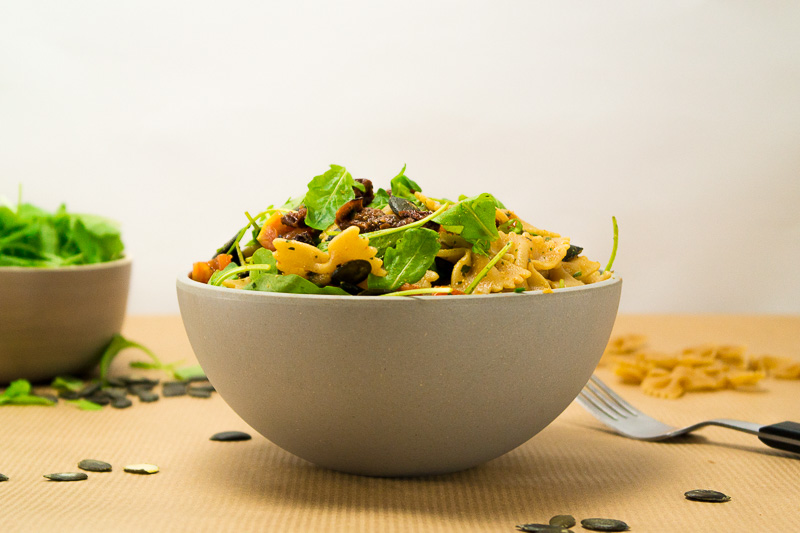 Ein herrlich frisches Rezept für einen mediterranen Nudelsalat - komplett vegan. Perfekt für Grillfeste oder als Abendessen an heißen Sommertagen. Klick dich zum Rezept oder speichere es jetzt für später!