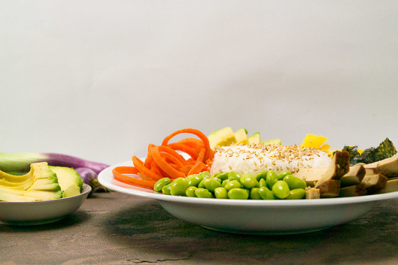 Wie man eine perfekte bunte Sushi Bowl in vegan hinbekommt? Na, mit jeder Menge gesunden Zutaten wie Edamame, Paprika, Lauchzwiebeln und Nori Blättern. Das Rezept gibt es auf dem Blog - klick dich gleich rüber!