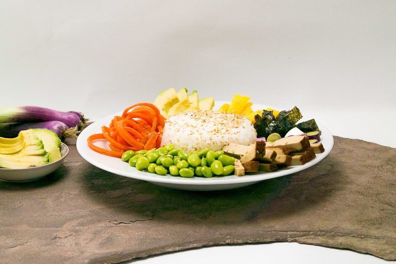 Wie man eine perfekte bunte Sushi Bowl in vegan hinbekommt? Na, mit jeder Menge gesunden Zutaten wie Edamame, Paprika, Lauchzwiebeln und Nori Blättern. Das Rezept gibt es auf dem Blog - klick dich gleich rüber!
