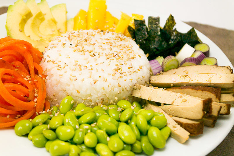 Wie man eine perfekte bunte Sushi Bowl in vegan hinbekommt? Na, mit jeder Menge gesunden Zutaten wie Edamame, Paprika, Lauchzwiebeln und Nori Blättern. Das Rezept gibt es auf dem Blog - klick dich gleich rüber!
