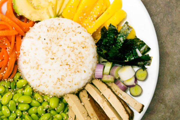 Rezept-Sushi-Bowl-Ricemilkmaid-Blog–8 Eine richtig leckere Sushi Bowl - komplett vegan - mit vielen gesunden Zutaten. Klick dich zum Blog um das Rezept zu lesen!