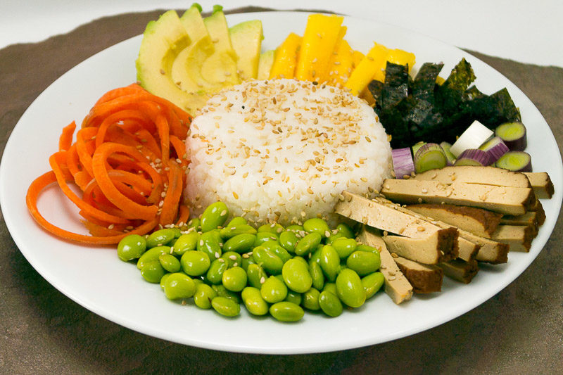Wie man eine perfekte bunte Sushi Bowl in vegan hinbekommt? Na, mit jeder Menge gesunden Zutaten wie Edamame, Paprika, Lauchzwiebeln und Nori Blättern. Das Rezept gibt es auf dem Blog - klick dich gleich rüber!
