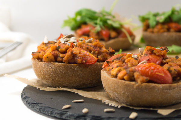 Vegane-Pizzabrötchen-Rezept-2 Veganes Fast Food? Klar geht das! Wenn es schnell gehen muss, gibt es bei mir vegane Pizzabrötchen - easy peasy zubereitet und superlecker. Klick dich zum Rezept oder speichere es ab für später.