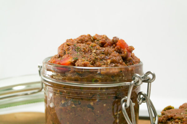 Auberginen-Brotaufstriche-vegan-Rezept Veganes Frühstück. Ein leidiges Thema, oder? Als Lösung gibt es diesen superleckeren und einfachen Auberginen-Brotaufstrich, der sich perfekt auch mit zur Arbeit nehmen lässt. Klick dich zum Blog für das Rezept!