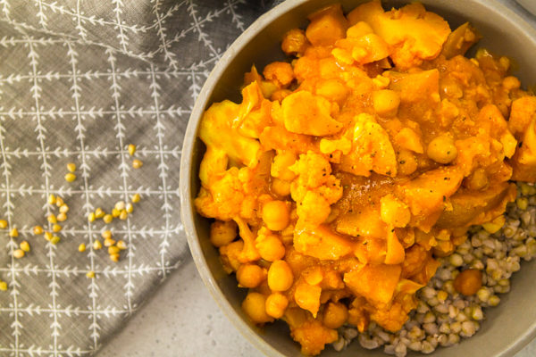 Blumenkohl-Curry-mit-Buchweizen (3 von 9) Blumenkohl im Schrank und keine Ahnung, was du damit kochen sollst? Glaub mir, dieses einfache Blumenkohlcurry punktet durch seinen süßen Geschmack und seine leckere Würzung. Überzeugt sogar Kochmuffel. Natürlich komplett vegan!