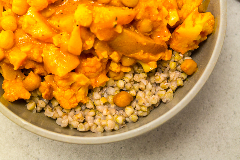 Blumenkohl im Schrank und keine Ahnung, was du damit kochen sollst? Glaub mir, dieses einfache Blumenkohlcurry punktet durch seinen süßen Geschmack und seine leckere Würzung. Überzeugt sogar Kochmuffel. Natürlich komplett vegan!