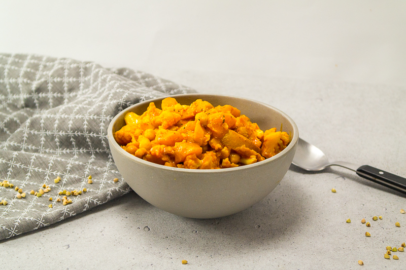 Blumenkohl im Schrank und keine Ahnung, was du damit kochen sollst? Glaub mir, dieses einfache Blumenkohlcurry punktet durch seinen süßen Geschmack und seine leckere Würzung. Überzeugt sogar Kochmuffel. Natürlich komplett vegan!