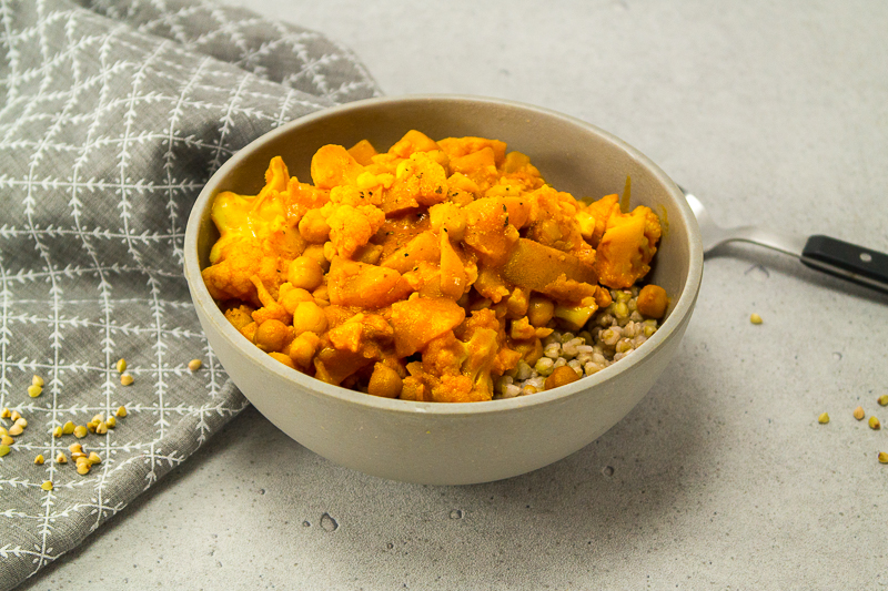 Blumenkohl im Schrank und keine Ahnung, was du damit kochen sollst? Glaub mir, dieses einfache Blumenkohlcurry punktet durch seinen süßen Geschmack und seine leckere Würzung. Überzeugt sogar Kochmuffel. Natürlich komplett vegan!