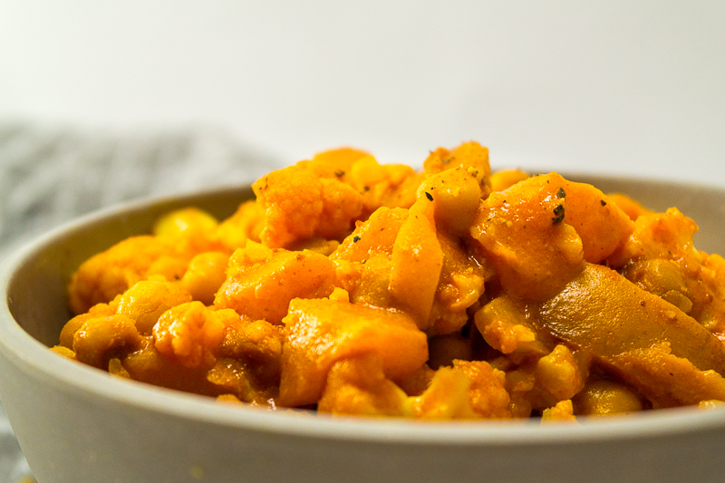Blumenkohl im Schrank und keine Ahnung, was du damit kochen sollst? Glaub mir, dieses einfache Blumenkohlcurry punktet durch seinen süßen Geschmack und seine leckere Würzung. Überzeugt sogar Kochmuffel. Natürlich komplett vegan!