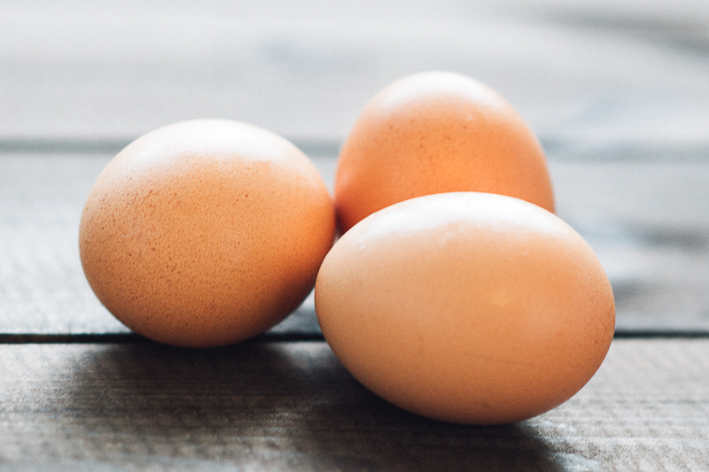 Sind Eier denn nun wirklich gesund? Von allen Seiten hört man andere Aussagen. Wir liefern evidenzbasierte Aussagen zum Thema Ei-Konsum. Klick dich zum Beitrag und lies den Beitrag! 