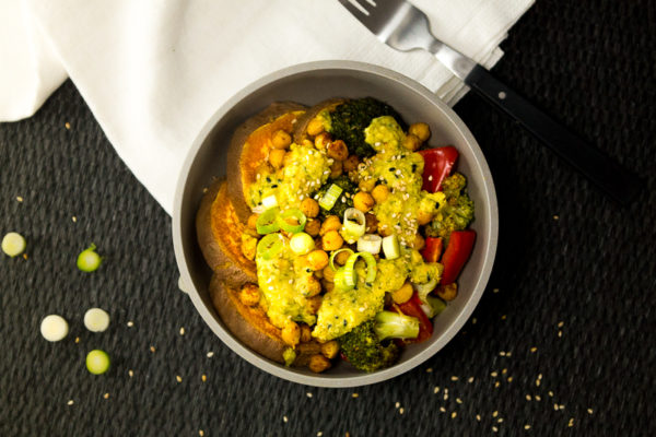 Ofengemüse-mit-Kichererbsen-Dill-Soße (9 von 9) Veganes Ofengemüse mit einer zitronigen Kichererbsen-Dill-Soße. Ein schnelles, einfaches Gericht mit gesunden Zutaten für laue Sommerabende. Klick dich zum Rezept oder speichere es für später ab!