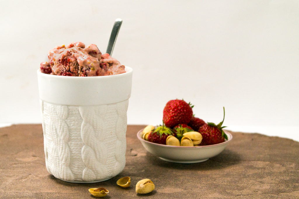 Suchst du noch nach dem perfekten Rezept für veganes Eis? Nun, du hast es gefunden. Dieses vegane Erdbeer-Pistazieneis ist superlecker und lässt sich mit jedem Geschmack erweitern. Klick dich zum Blog oder speichere das Rezept für später.
