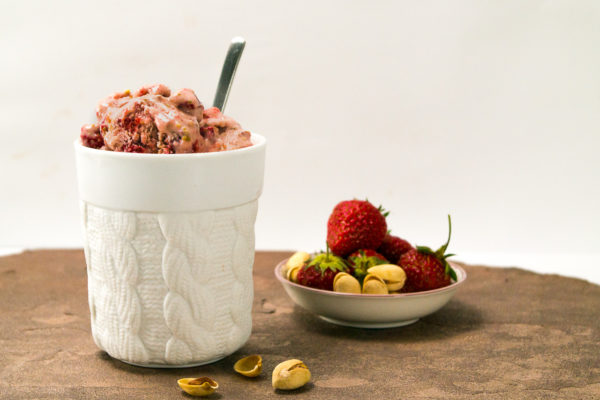 Semper-Veganis-Ricemilmkaid-Erdbeereis-3 Suchst du noch nach dem perfekten Rezept für veganes Eis? Nun, du hast es gefunden. Dieses vegane Erdbeer-Pistazieneis ist superlecker und lässt sich mit jedem Geschmack erweitern. Klick dich zum Blog oder speichere das Rezept für später.