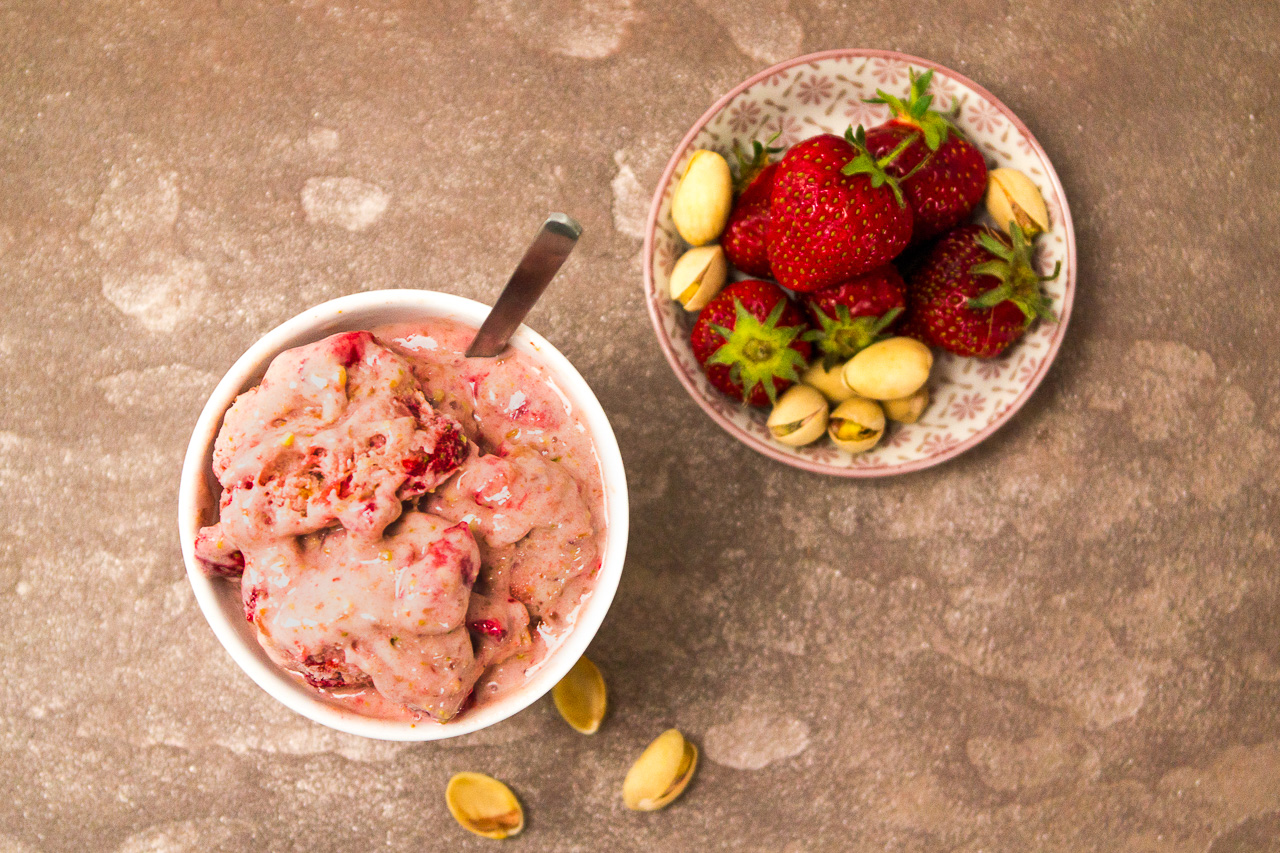 Suchst du noch nach dem perfekten Rezept für veganes Eis? Nun, du hast es gefunden. Dieses vegane Erdbeer-Pistazieneis ist superlecker und lässt sich mit jedem Geschmack erweitern. Klick dich zum Blog oder speichere das Rezept für später.