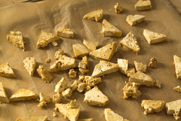 Gebackener-Tofu-7912 Finde hier den absoluten Tofu-Guide "Tofu zubereiten". Lerne die verschiedenen Tofusorten kennen und erfahre, wie man Naturtofu backt, paniert oder brät. Klicke dich direkt zum Beitrag oder speichere ihn für später!