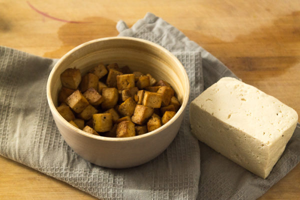 Gebratener-Tofu-7834 Finde hier den absoluten Tofu-Guide "Tofu zubereiten". Lerne die verschiedenen Tofusorten kennen und erfahre, wie man Naturtofu backt, paniert oder brät. Klicke dich direkt zum Beitrag oder speichere ihn für später!