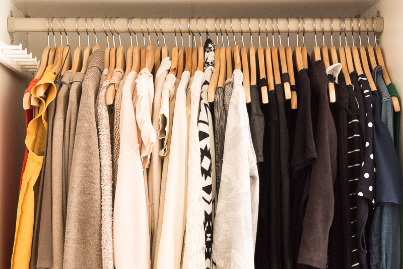 Minimalistische Garderobe: Kleiderschrank ausmisten ...