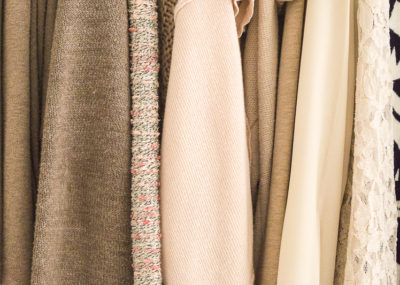 Wie erstellt man am besten eine minimalistische Garderobe? Lerne in diesem Beitrag das 5-Stufen-Prinzip kennen um deinen Kleiderschrank richtig und effektiv auszumisten. Weniger Kleidung = Weniger Stress. Das glaubst du nicht? Lies dir den Beitrag durch oder speichere ihn jetzt für später.