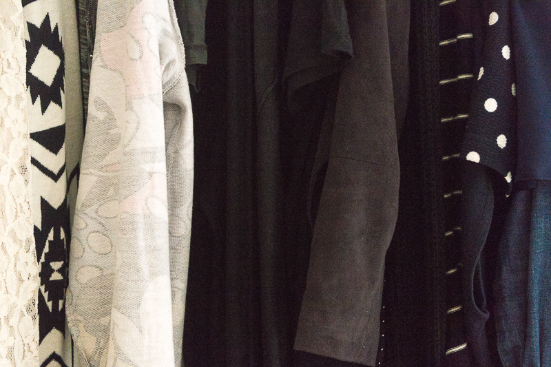 Wie erstellt man am besten eine minimalistische Garderobe? Lerne in diesem Beitrag das 5-Stufen-Prinzip kennen um deinen Kleiderschrank richtig und effektiv auszumisten. Weniger Kleidung = Weniger Stress. Das glaubst du nicht? Lies dir den Beitrag durch oder speichere ihn jetzt für später.