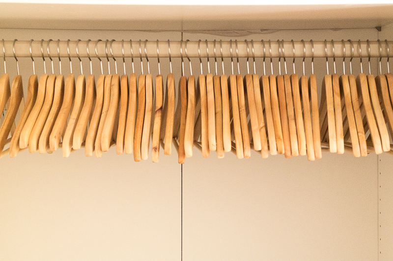 Wie erstellt man am besten eine minimalistische Garderobe? Lerne in diesem Beitrag das 5-Stufen-Prinzip kennen um deinen Kleiderschrank richtig und effektiv auszumisten. Weniger Kleidung = Weniger Stress. Das glaubst du nicht? Lies dir den Beitrag durch oder speichere ihn jetzt für später.