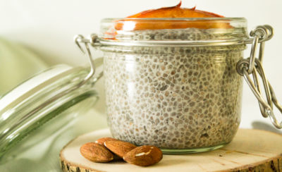 Hier findest du ein supereinfaches Rezept für selbstgemachte Mandelmilch. Daraus zaubern wir dann auch direkt einen ultraleckeren Chiapudding mit gebratenen Pfirsichen. Wie immer komplett vegan! Klick dich direkt zum Rezept oder speichere es jetzt für später!