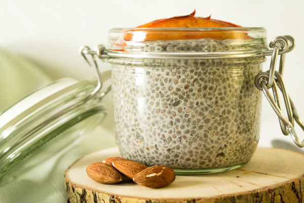 Pfirsich-Chiapudding-7760 Hier findest du ein supereinfaches Rezept für selbstgemachte Mandelmilch. Daraus zaubern wir dann auch direkt einen ultraleckeren Chiapudding mit gebratenen Pfirsichen. Wie immer komplett vegan! Klick dich direkt zum Rezept oder speichere es jetzt für später!